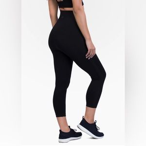 Mother Tucker Black High Waisted Leggings Shapewear Capri Pants Size Medium